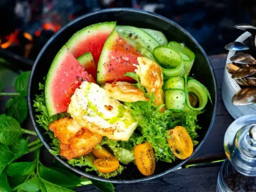 En härlig halloumi sallad med vattenmelon, gurka och körsbärstomater. Perfekt för en grillkväll!