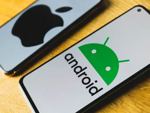 Dwa telefony leżą obok siebie. Na jednym widać logo Apple, na drugim logo Android. Czas przenieść się do iOS?