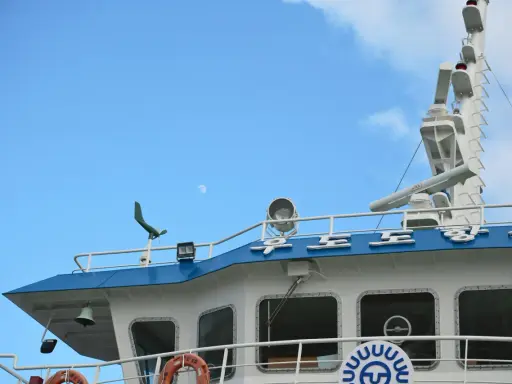 Le pont d'un navire de pêche, avec des éléments de navigation et le ciel bleu. Le système AIS position des navires de pêche est essentiel pour la sécurité.