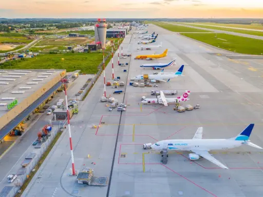 Lotnisko Katowice-Pyrzowice, samoloty ASL Airlines, DHL, Ryanair i inne czekają na loty do Dortmundu i innych miejsc.