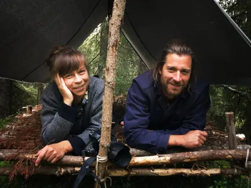Markus Torgeby familj njuter av naturen under ett enkelt vindskydd i skogen.