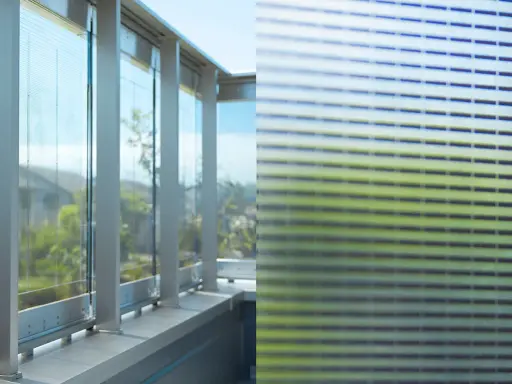 Modernas ventanas fotovoltaicas integradas en una fachada, capturando la luz solar para generar energía.