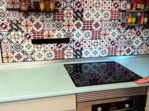Encimera de cocina renovada con un diseño vibrante. El toque final para pintar encimera cocina y darle vida.