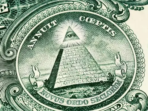 Detalj av en dollarsedel med en pyramid och ett öga ovanför, som symboliserar det tredje ögat.