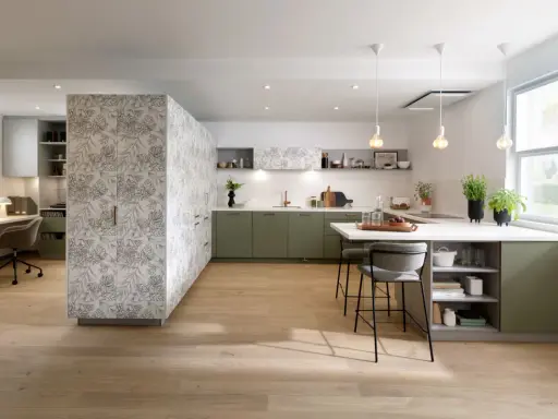 Cuisine moderne avec îlot central, murs décorés de motifs végétaux. Quel mur peindre en couleur ? Les meubles verts s'harmonisent avec le bois clair.
