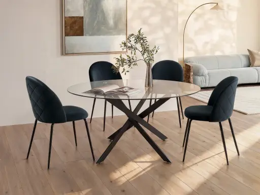 Runt matbord med glas skiva och mörka sammetsstolar, perfekt för 6 personer. Mått kan variera.