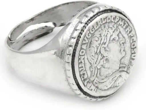 Anello in argento con moneta antica incisa, un pezzo unico che porta con sé storie di epoche passate.