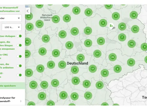 Deutschlandkarte zeigt Biogasanlagen, die aufbereitetes Biogas ins Gasnetz einspeisen. Viele grüne Kreise markieren Standorte in Deutschland.