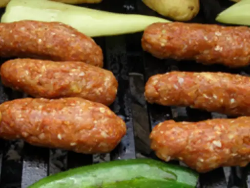 Hackfleisch-Grill-Rezepte: Cevapcici und Paprika auf dem Rost.