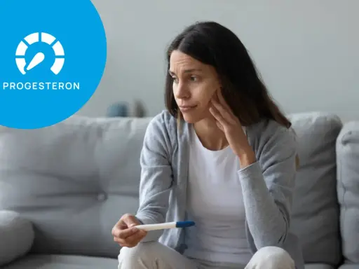 Zmartwiona kobieta trzyma test ciążowy. Ikona progesteronu sugeruje niski progesteron objawy.