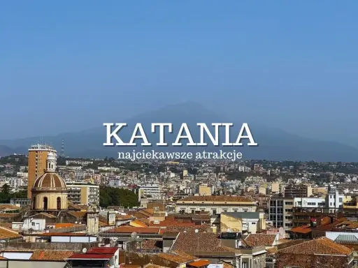 Widok na Katania, miasto z kopułą kościoła i wulkanem w tle. Dowiedz się, co zwiedzić w Katania!