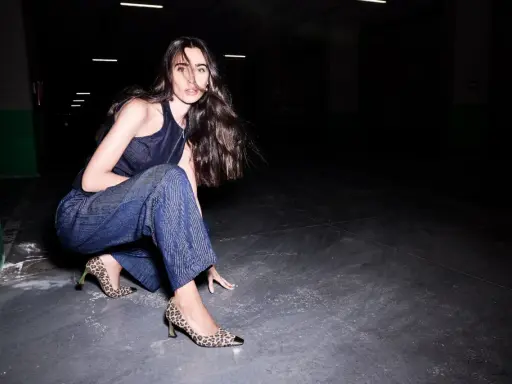 Donna con pantaloni larghi alla caviglia e décolleté leopardate. Un look audace per chi sa che scarpe mettere con pantaloni larghi alla caviglia.