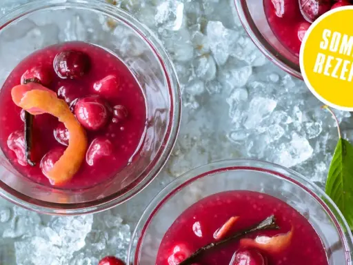 Erfrischendes Kirsch-Dessert mit Vanille und Orangenzeste, perfekt für ein sommerliches Kaltschale Rezept.