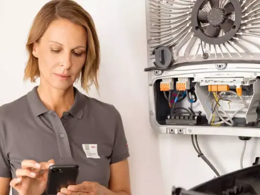 Tekniker använder mobil för att övervaka byd hvs-systemet.