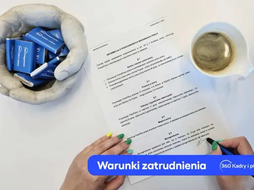 Dokument informujący o warunkach zatrudnienia, z czekoladkami "360 Kadry i płace" w dłoniach i filiżanką kawy.