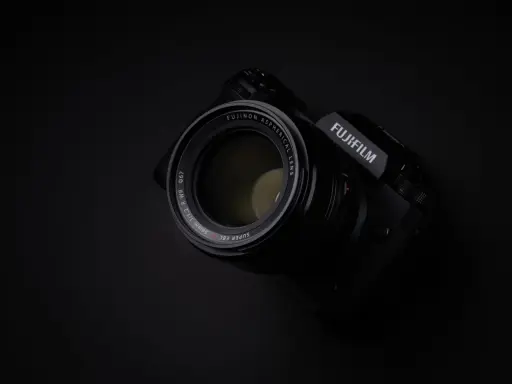 Czarne, profesjonalne body Fujifilm XH2S z obiektywem Fujinon 56mm 1:1.2.