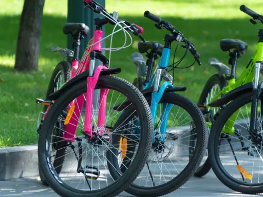 Rowerki w jaskrawych kolorach czekają na dzieci, które zdają egzamin na kartę rowerową.