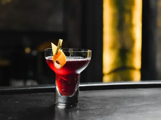Drinki z wiśniówką: 20+ przepisów od klasyki po letnie hity!