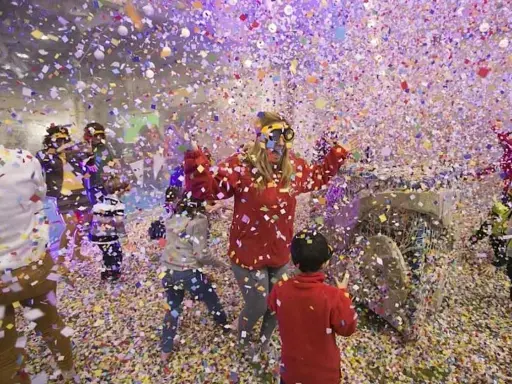 Niños celebrando con confeti en Valencia hoy. ¡Una fiesta llena de color y alegría!