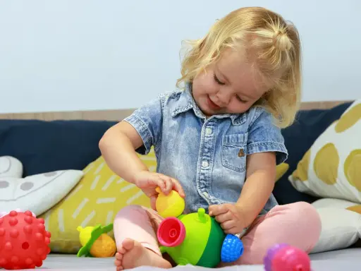 Zabawki sensoryczne dla 2-latka: Mózg dziecka pokocha te zabawy