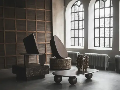 Unikt soffbord med skulpturala former och en korgpuff. En inspirerande miljö för att styla soffbord.