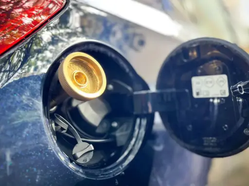 Zbliżenie na wlew LPG w samochodzie. Sprawdź montaż instalacji LPG cennik i oszczędzaj na paliwie.