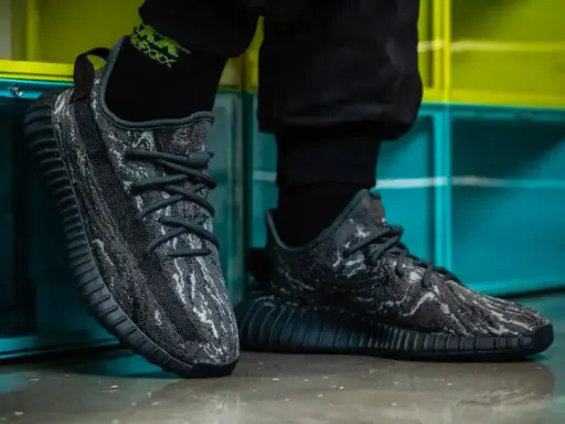 Szare Yeezy z czarnymi sznurówkami, idealne do nauki, jak wiązać yeezy. Stylowe i wygodne.