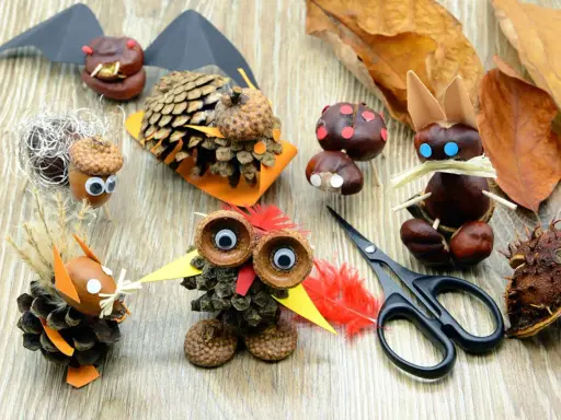 Kreatives Basteln mit Eicheln und Kastanien: Ein Eichhörnchen, ein Vogel und ein Fledermaus-Motiv aus Naturmaterialien.