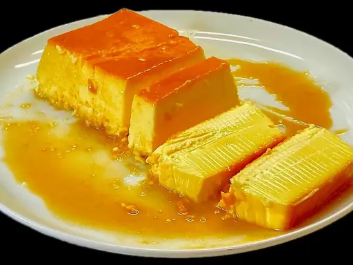 Fette di latte alla portoghese su un piatto bianco, con sciroppo d'oro che cola.