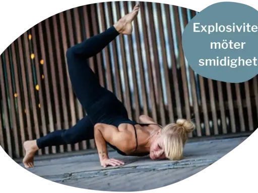 En kvinna utför en avancerad yoga-position, en demonstration av explosivitet och smidighet. Denna rörelse är en del av somatic yoga.