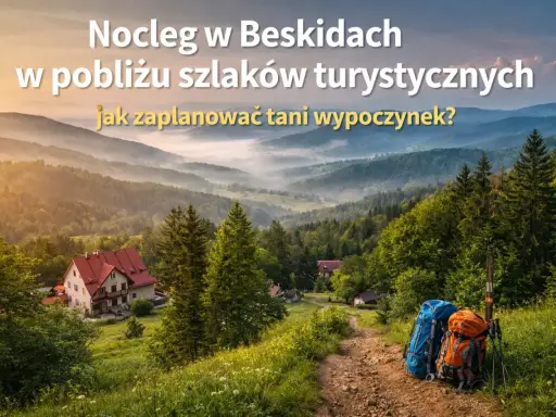 Dwa plecaki czekają na szlaku w Beskidach. W oddali widać domki i mgliste doliny, idealne na tanie atrakcje i wypoczynek.