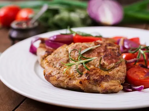 Grillowany stek z rozmarynem i warzywami, idealny na dietę lwa.