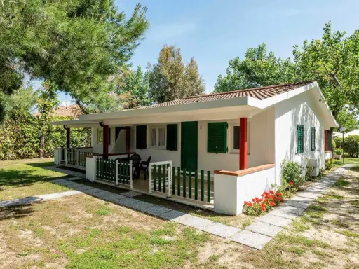 Bungalow in villaggi turistici Abruzzo per bambini, con veranda e giardino fiorito. Ideale per vacanze in famiglia.