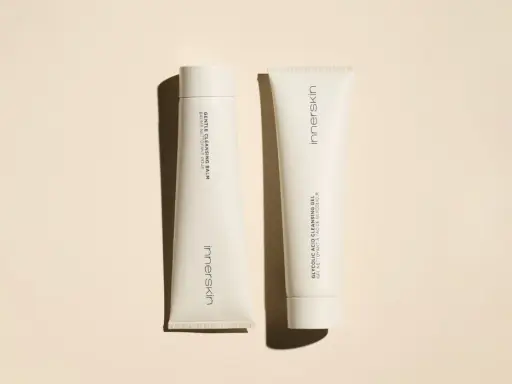 Deux tubes de soins Innerskin : un baume nettoyant doux et un gel nettoyant à l'acide glycolique, allié de l'acide hyaluronique pour une peau radieuse.