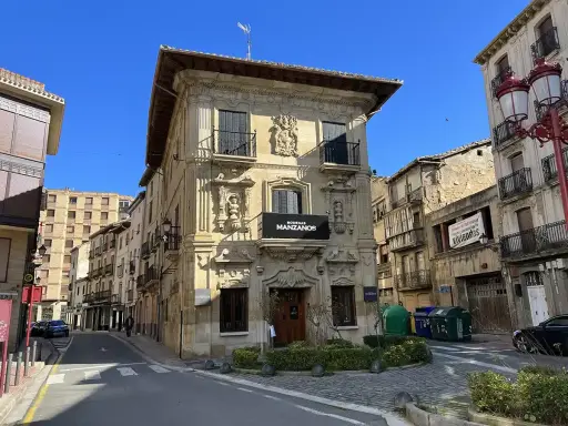 Edificio histórico con el letrero "Bodegas Manzanos" en Haro, España.