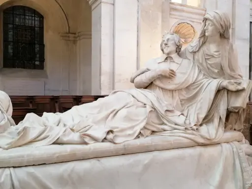 Pomnik kardynała Richelieu. Ciekawostki o jego życiu i wpływach. Rzeźba przedstawia go w otoczeniu alegorycznych postaci.