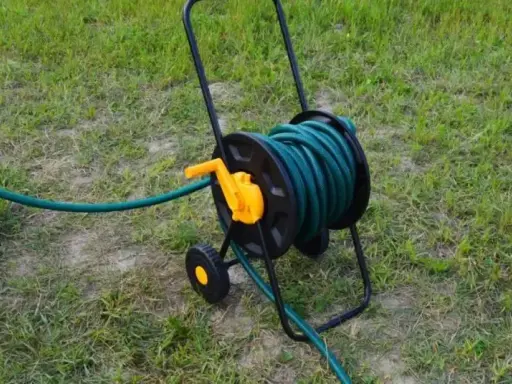 Bęben na wąż ogrodowy DIY: Felga, drewno, wiadro krok po kroku