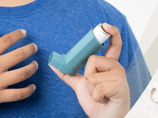 Person hält Asthmaspray. Hilft Asthmaspray bei Asthma cardiale? Die Frage nach der Wirksamkeit bei Herz-Asthma bleibt offen.
