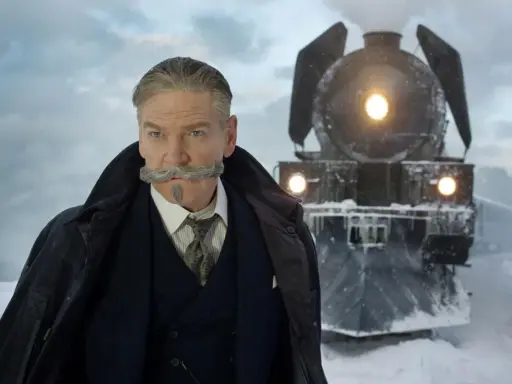 Un uomo con baffi elaborati e un cappotto scuro, davanti a un treno a vapore innevato. Un'immagine che evoca un **sherlock holmes riassunto breve** di mistero e avventura.