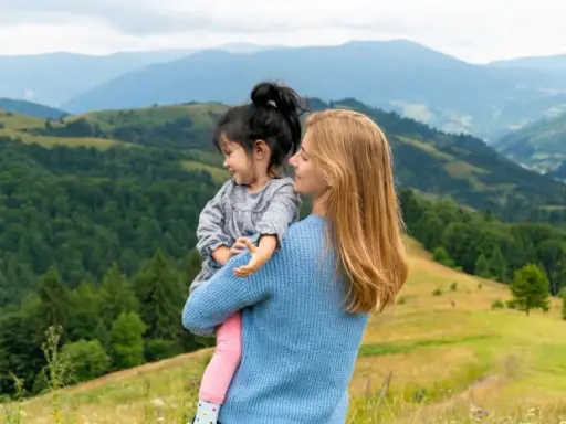 Mama z córką podziwiają górskie krajobrazy. Szczyrk atrakcje dla dzieci to nie tylko zabawy, ale i piękne widoki.