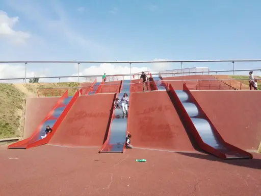 Diversión garantizada: niños y adultos disfrutan de toboganes gigantes. ¡Un plan ideal que hacer con niños en Barcelona!