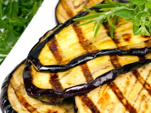 Gegrillte Auberginenscheiben mit Kräutern garniert. Perfekt für ein leckeres Aubergine einlegen.