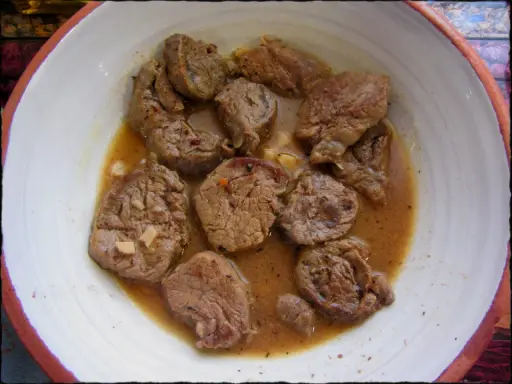 Tiernos trozos de solomillo al ajillo, nadando en una sabrosa salsa con ajo.