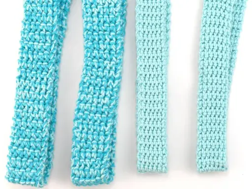 Tiras de crochet en tonos azules y celestes, de diferentes anchos y texturas.