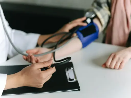 Medico misura la pressione a un paziente. Il risultato è 150 90, un valore che richiede attenzione.