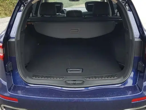 Maletero del Renault Koleos, listo para cargar equipaje o compras. Amplio y práctico para tus viajes.