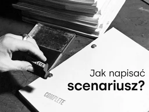 Ręka z sygnetem stempluje dokument "COMPLETE". Obok stos papierów i pytanie "Jak napisać scenariusz?". Może to początek erotycznego opowiadania o pisaniu scenariusza?