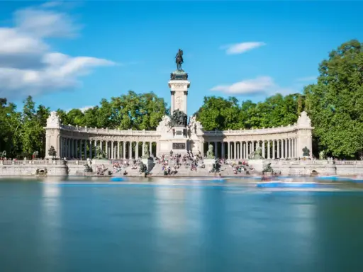 Denkmal für Alfonso XII im Retiro-Park, Spanien Madrid. Boote gleiten über den See vor der beeindruckenden Säulenhalle.