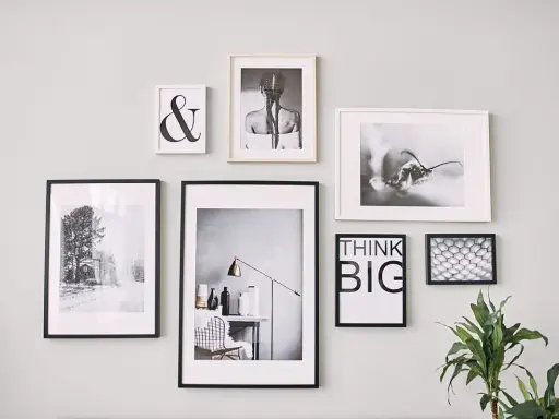 Galeria ścienna z inspirującymi grafikami, jak powiesić 3 obrazy na ścianie, tworząc stylową kompozycję.
