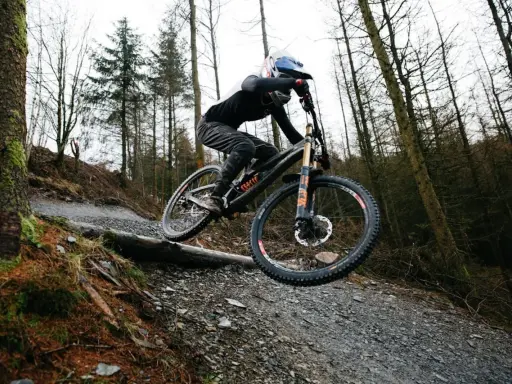 Tahnee Seagrave meistert eine steile Abfahrt im Wald.